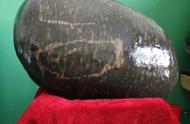 奇石中的西瓜🍉：自然之美的奇妙结合