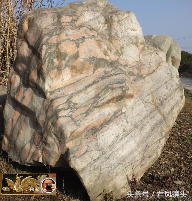 湖北宜昌：三峡奇石当景观石出售，上面的图案迷人！