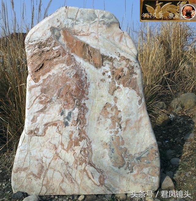 湖北宜昌：三峡奇石当景观石出售，上面的图案迷人！